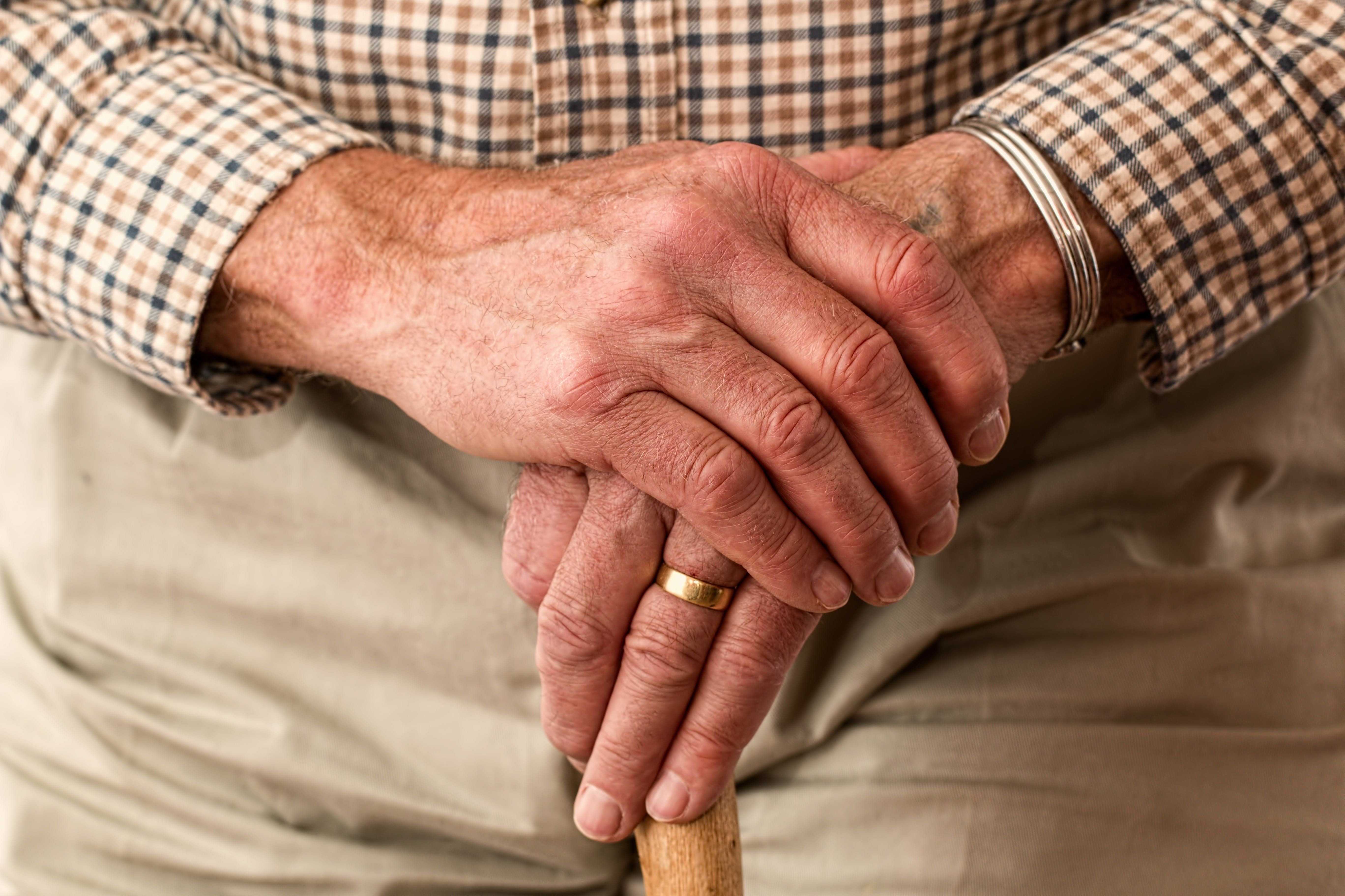 Деменция может быть вызвана различными причинами