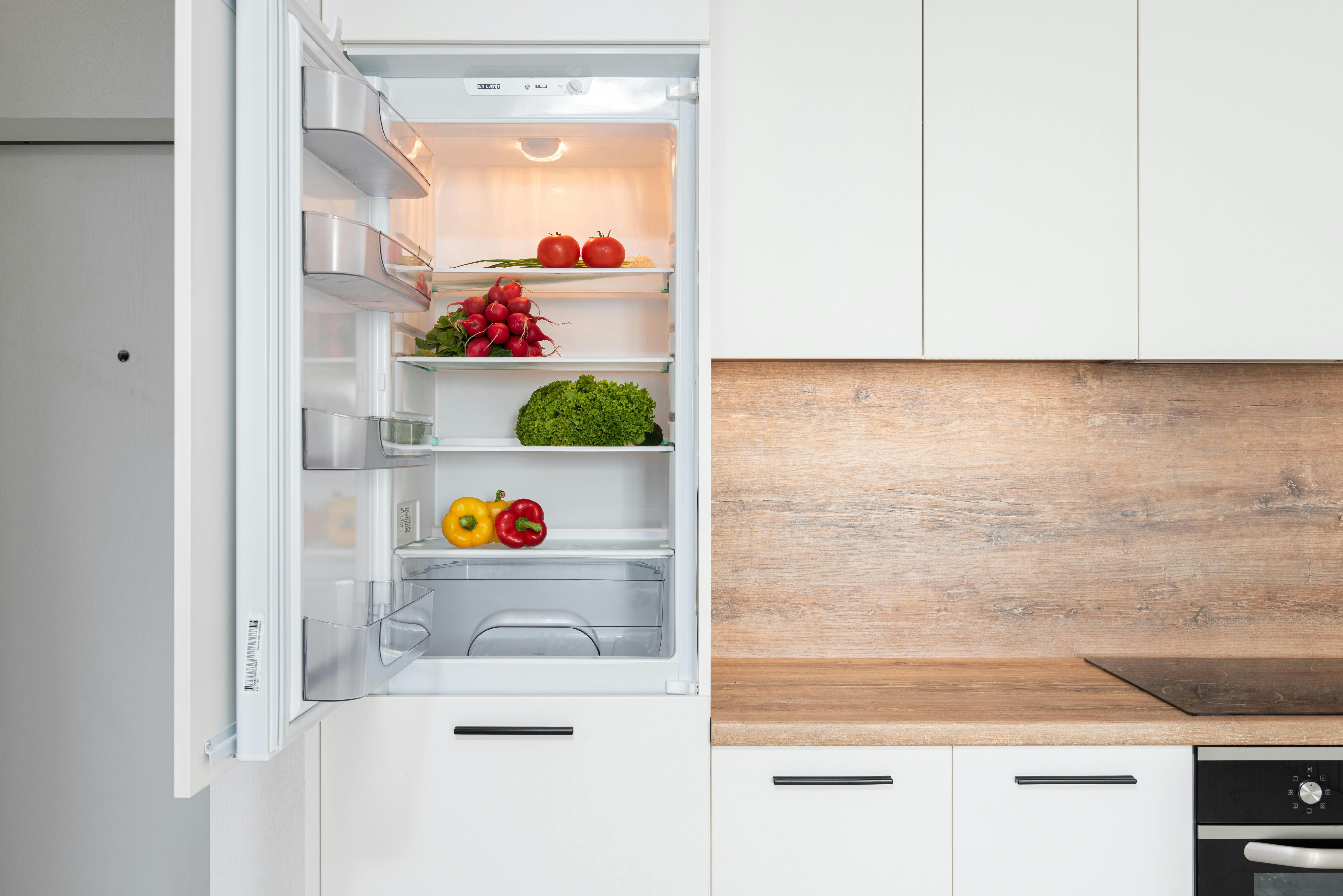 Деякі продукти не можна зберігати у дверцятах холодильника