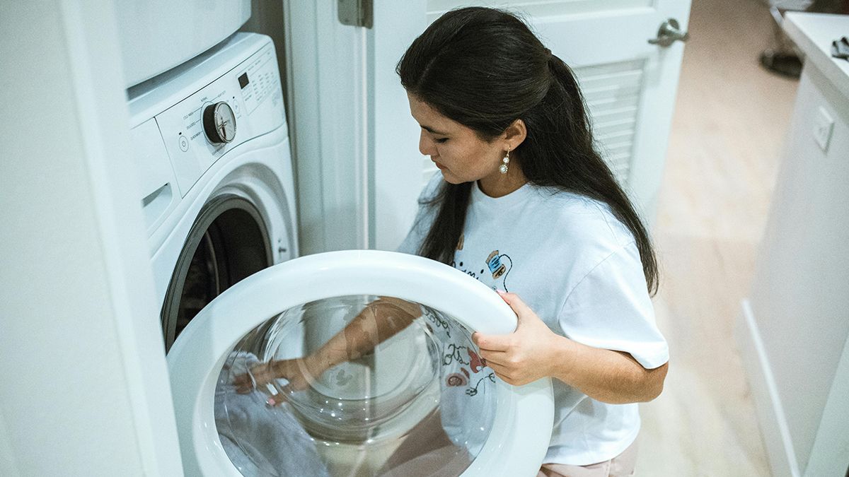 Избавиться от плохого запаха в стиральной машинке можно очень легко