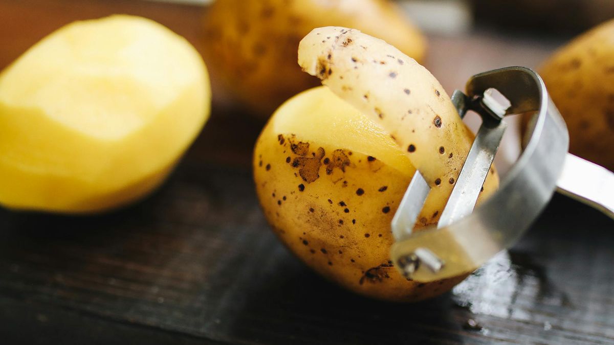 Як використовувати шкірку від картоплі для рослин