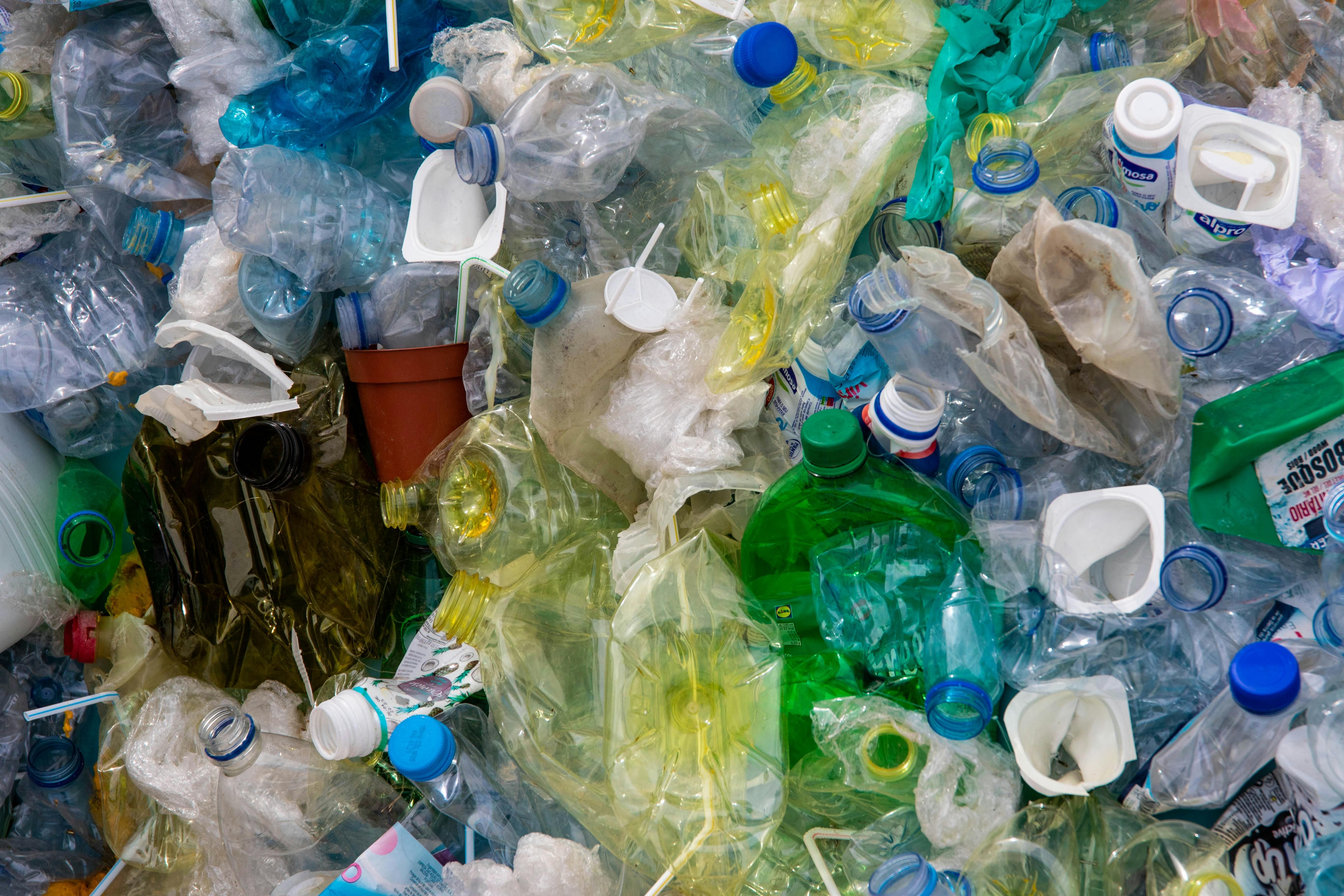 Пластик долго разлагается и наносит вред окружающей среде