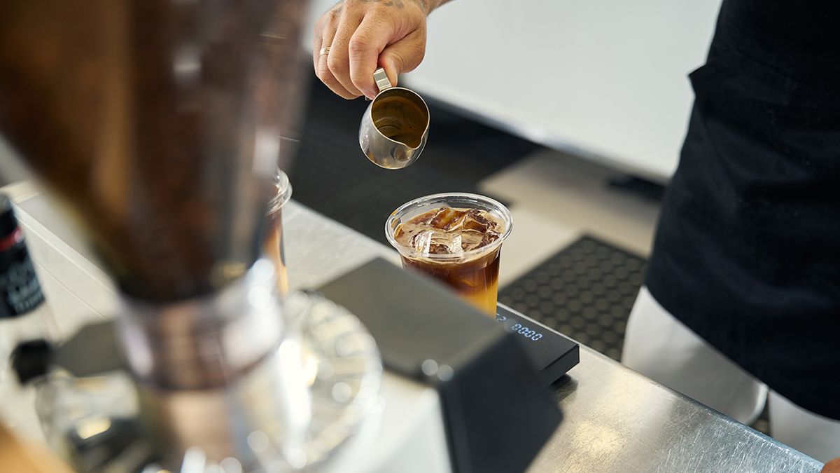 У теплу пору року кав'ярні готують смачні холодні кавові напої У теплу пору року кав'ярні готують смачні холодні кавові напої