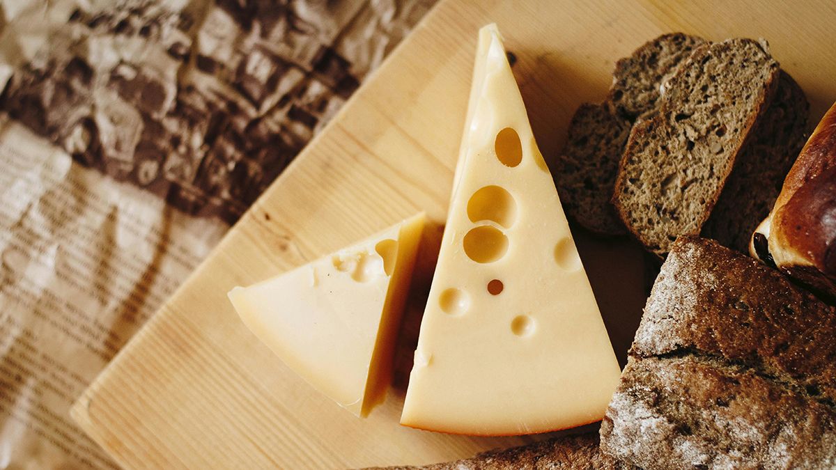 Є кілька секретів, які допоможуть зберігати сир довше