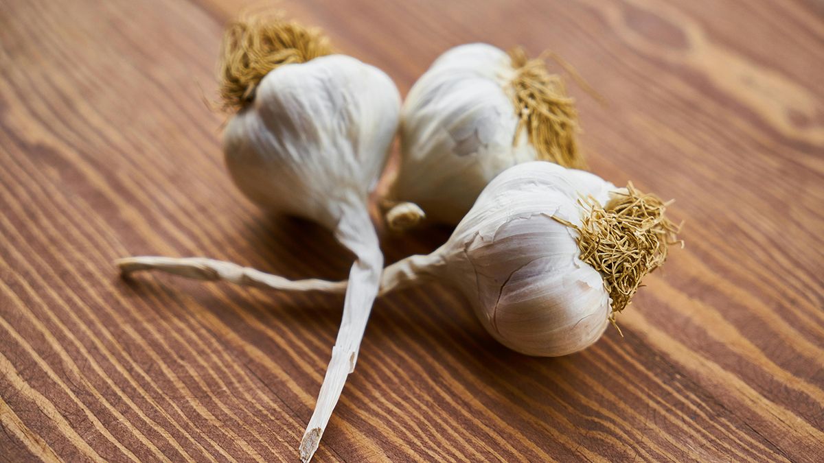 Избежать пожелтения чеснока можно довольно просто Избежать пожелтения чеснока можно довольно просто