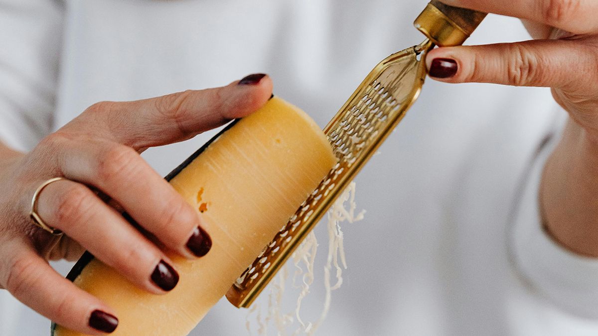 Тертий сир є їжею для птахів Тертий сир є їжею для птахів