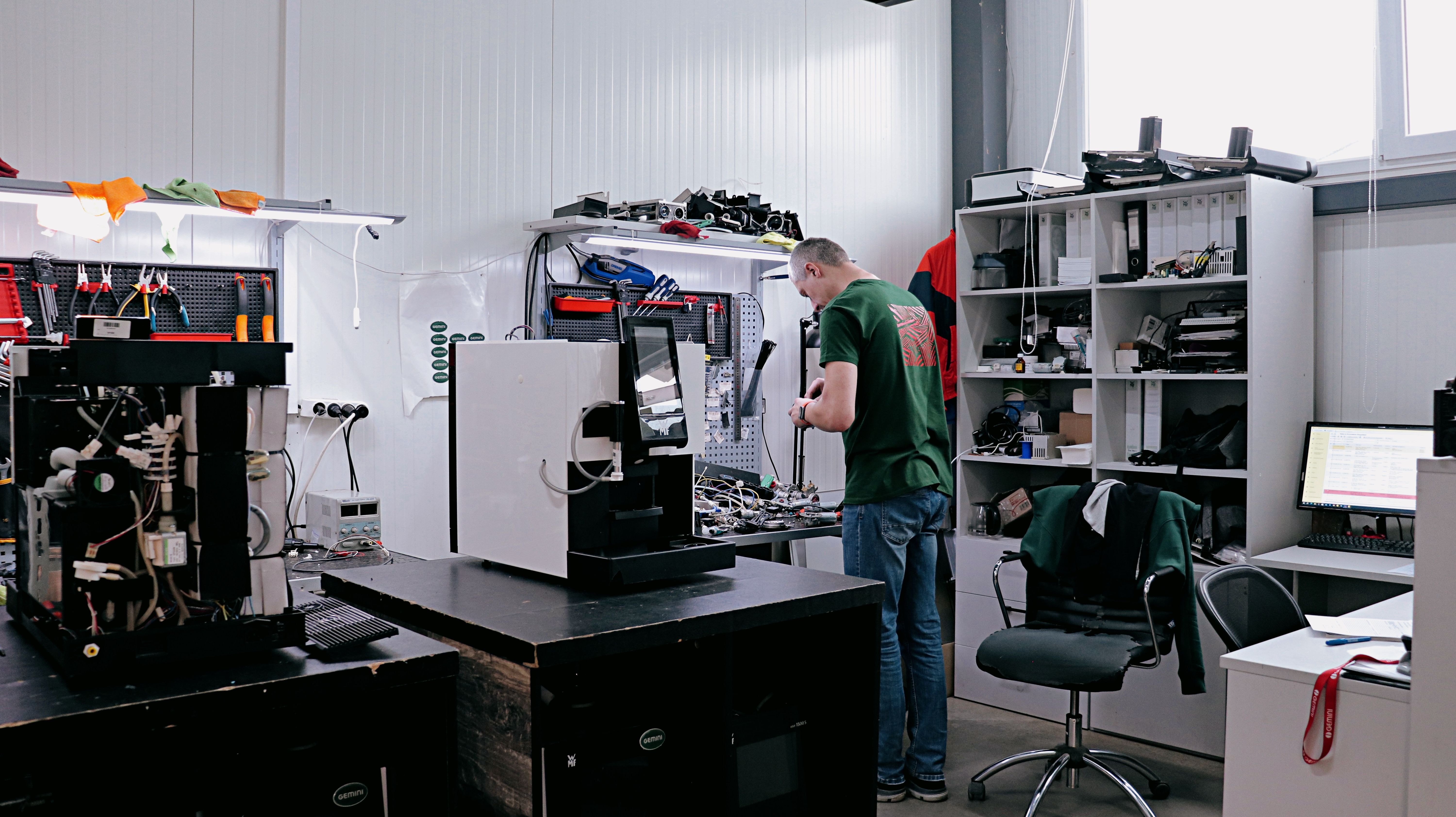 Обслуговування обладнання у кав'ярні потрібно проводити вчасно Обслуговування обладнання у кав'ярні потрібно проводити вчасно