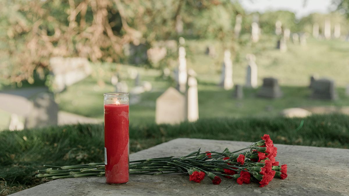 На могилі можна посадити багаторічники На могилі можна посадити багаторічники