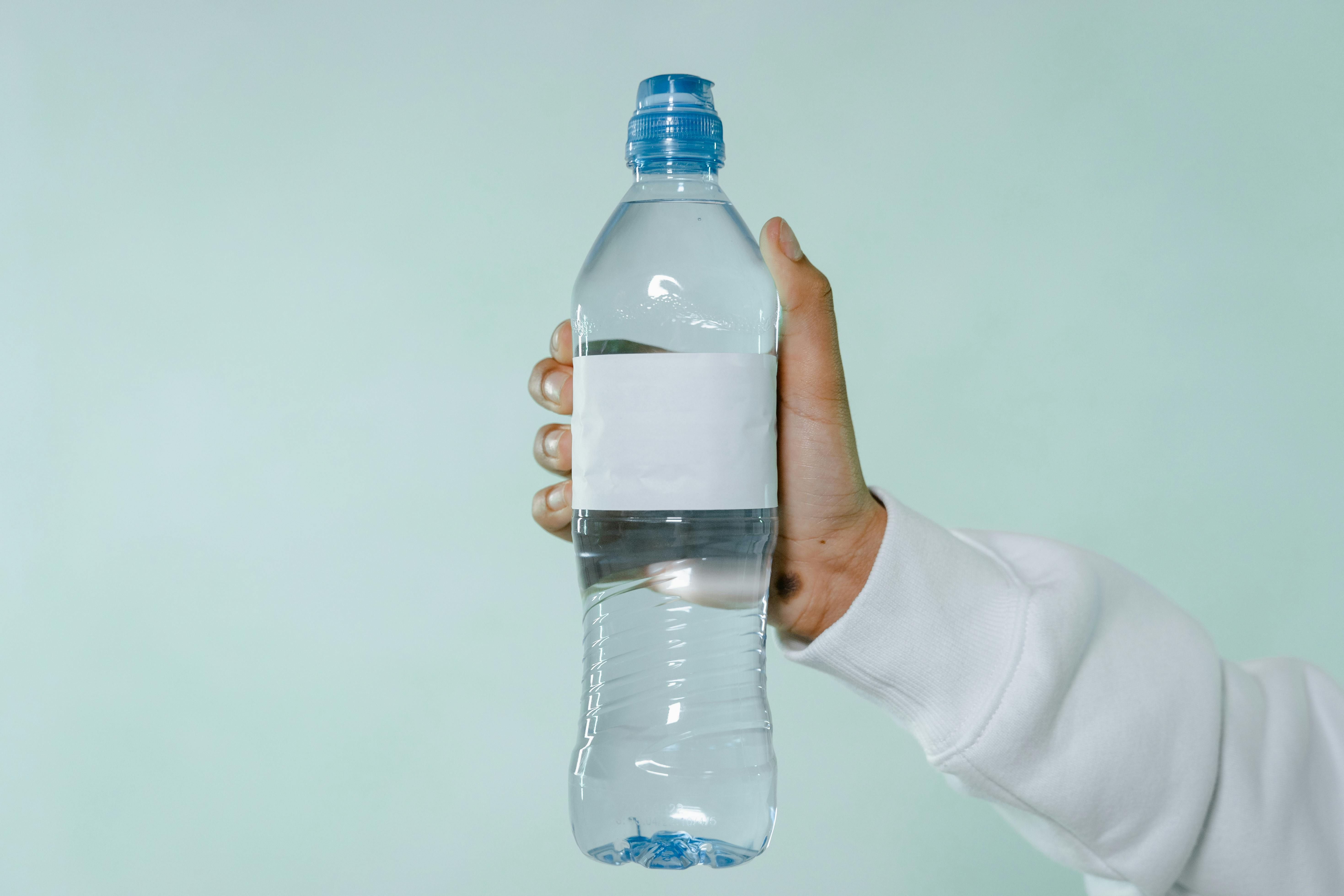Бутлі для води потрібно час від часу чистити